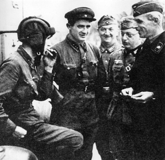 0 - wrzesień 1939 - Na zdjęciu - niemieccy i sowieccy żołnierze na linii demarkacyjnej.bmp