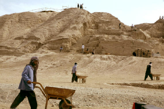 Iran epoki brązu - obrazy - siteB. Wykopaliska w Dżirof - kopiec B.jpg