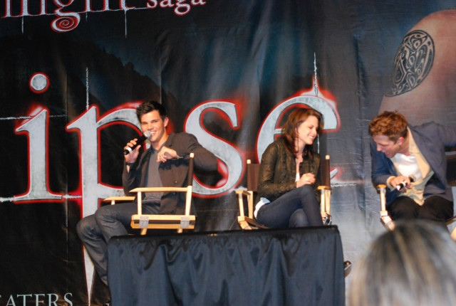 3.Eclipse Cast First Day At Twilight Convention In Los Angeles - eclipse_1convencion_110.jpg