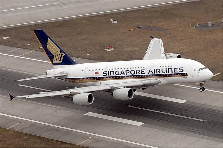Tapety - 800px-Singapore_Airlines_Airbus_A380_woah.jpg